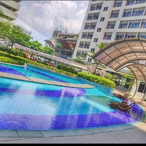 One-Bedroom Apartment Balcony City View